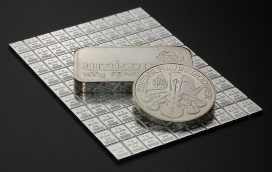 100g Silber CombiBar im Grössenvergleich zu 100g Silberbarren und 1oz Silbermünze